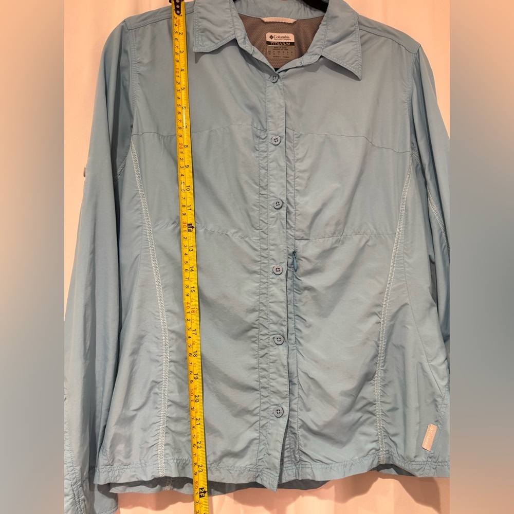 Columbia Titanium Women’s Blue Button Up Performance Shirt Medium Outdoor Hiking - Picture 7 of 10